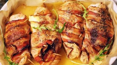 Запеченное в беконе куриное филе с сыром