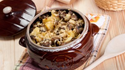 Запеченные баклажаны с грибами в горшочке