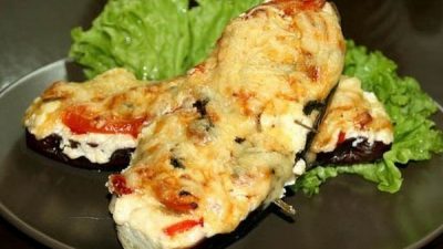 Запеченные баклажаны с овощами под сыром
