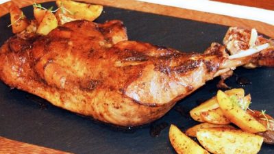 Запеченные голени индейки с травами