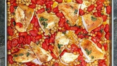 Запеченные куриные грудки с нутом в томатах