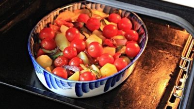 Запеченные овощи с сыром моцарелла и песто