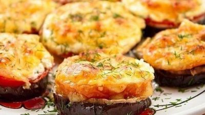 Запеченные под сыром баклажаны с грибами