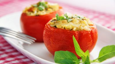 Запеченные помидоры с куриным филе и кукурузой