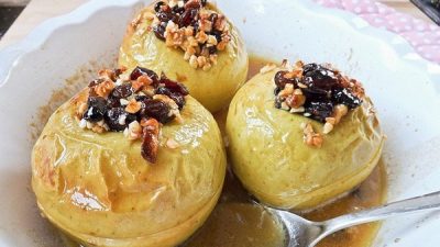 Запеченные яблоки с изюмом, курагой и орехами