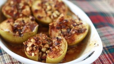 Запеченные яблоки с орехами, медом в духовке