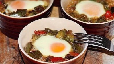 Запеченные яйца с баклажаном, перцем и кабачком