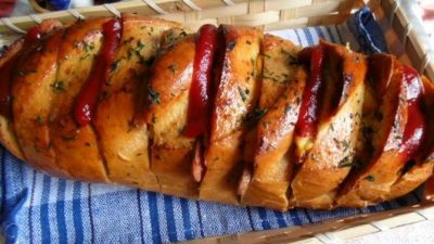 Запеченный батон с колбасой, сыром и чесноком