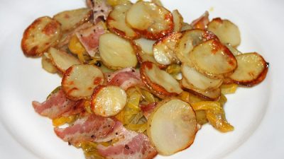 Запеченный картофель с беконом и болгарским перцем