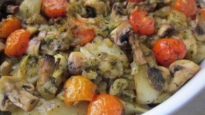 Запеченный картофель с шампиньонами и помидорами