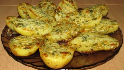 Запеченный картофель в чесночном масле