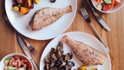 Запеченный окунь с картошкой и грибами