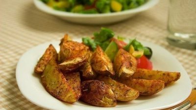 Запеченный пряный картофель в духовке