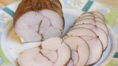 Запеченный рулет из куриной грудки со специями