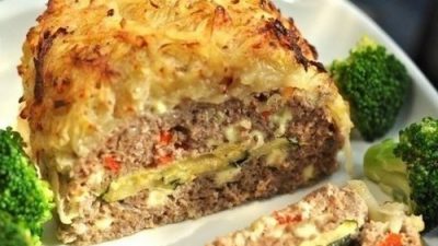 Запеканка из мясного фарша с начинкой из цуккини