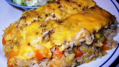 Запеканка из риса с курицей, овощами и грибами