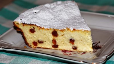 Запеканка из творога с изюмом и бананом