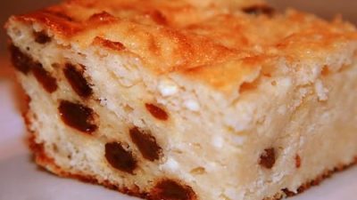 Запеканка из творога с манкой и изюмом