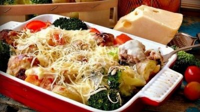 Запеканка с мясными тефтелями и брокколи