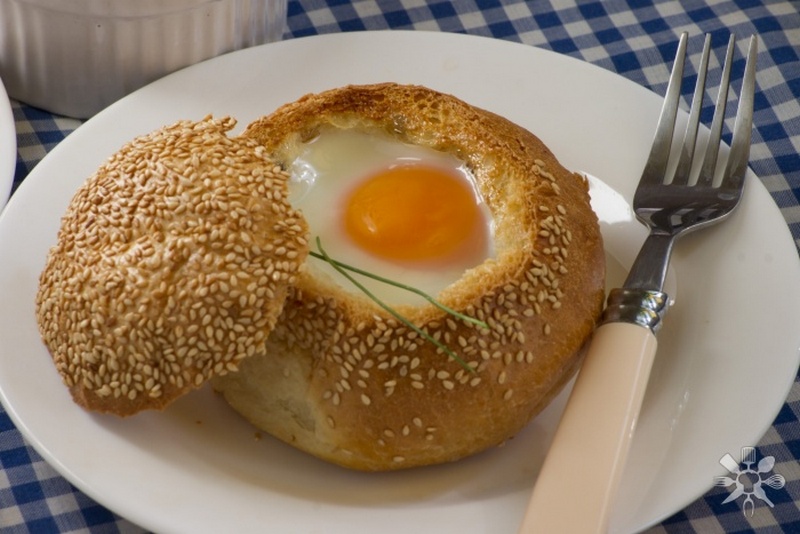 Хлеб в яйце в духовке рецепт. Яичница в булочке. Булочка с яйцом. Завтрак в булочке для гамбургера. Яйца запеченные в хлебе.