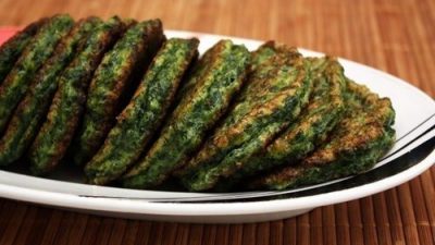 Зеленые оладьи из кабачков с йогуртовым соусом