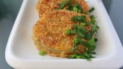 Зеленые помидоры в панировке под молочной подливой