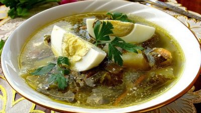 Зеленый борщ со щавелем по-домашнему