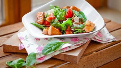 Зеленый салат с кусочками семги