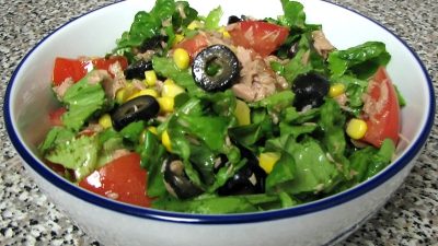 Зеленый салат с тунцом, кукурузой и оливками