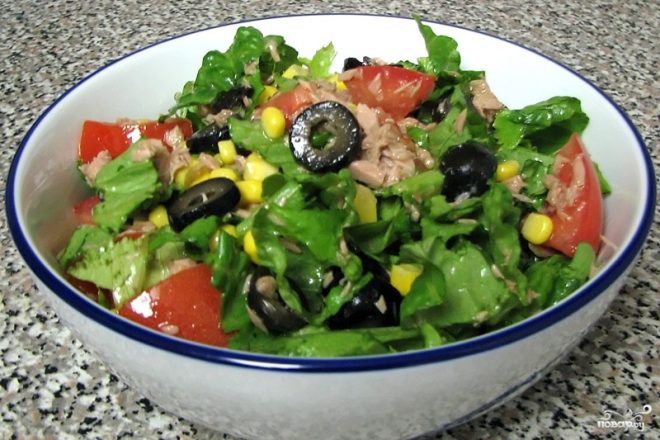 Зеленый салат с тунцом, кукурузой и оливками