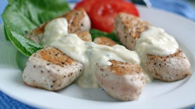 Жареная индейка с соусом из голубого сыра