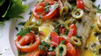 Жареная камбала на сковороде с овощами