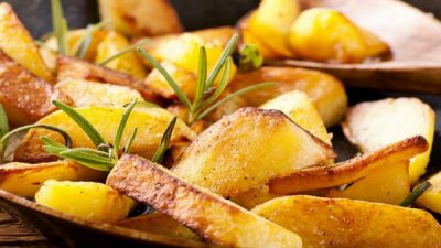 Жареная картошка с чесноком и розмарином
