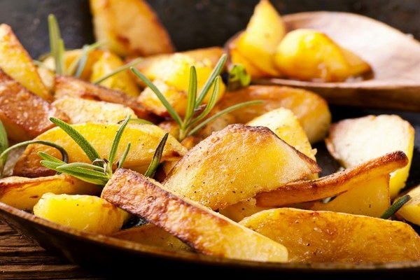 Жареная картошка с чесноком и розмарином
