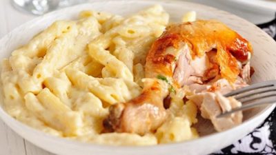 Жареная курочка с пастой пенне и соусом