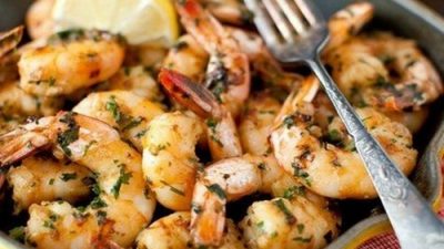 Жареные креветки с петрушкой и чесноком