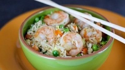 Жареные креветки в соевом соусе с рисом и овощами