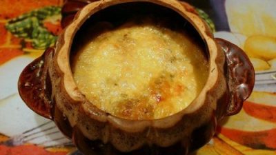 Жареные пельмени с овощами в горшочке