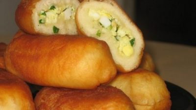 Жареные пирожки с начинкой из зеленого лука и яйца