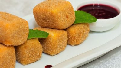 Жареные сырные кубики с соусом