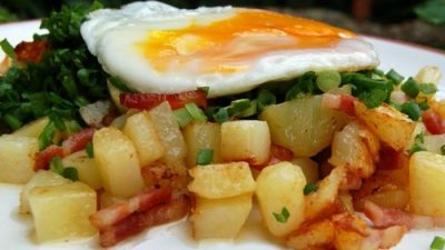 Жареный картофель с беконом и зеленью