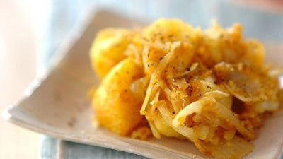 Жареный картофель с карри и чесноком