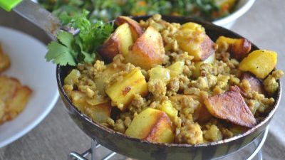 Жареный картофель с мясным фаршем и чесноком