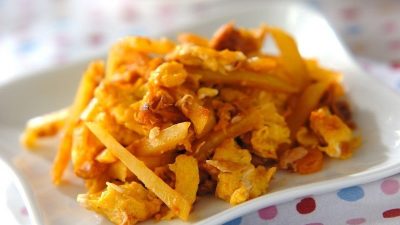 Жареный картофель с омлетом и тунцом