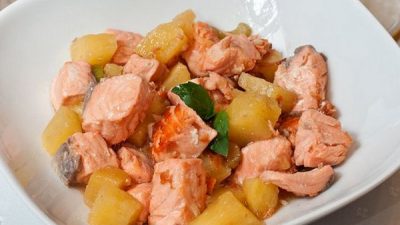 Жареный лосось с ананасом и сельдереем