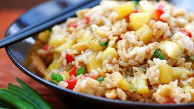 Жареный рис с ананасом и овощами
