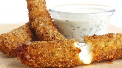 Жареный сыр в панировке со сметаной
