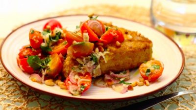 Жареный тунец с салатом из трав и помидоров