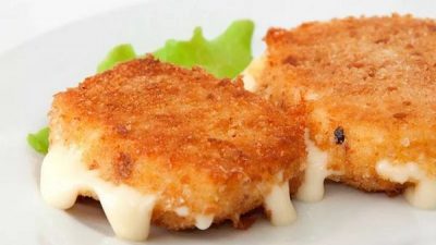 Жареный твердый сыр в хрустящей панировке