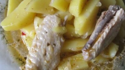 Жаркое из куриных крылышек и картофеля